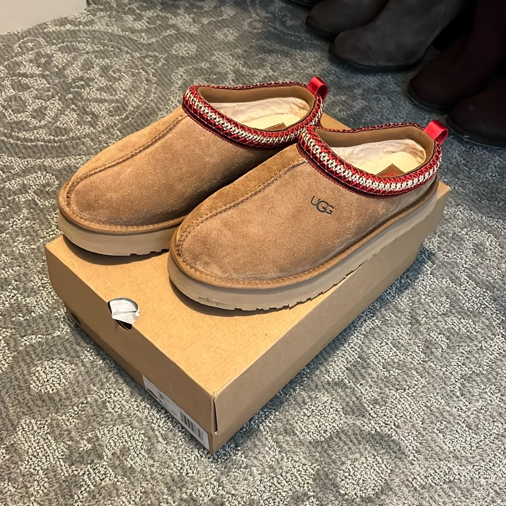 Ugg Tazz- kids size 5 fits a women’s 7